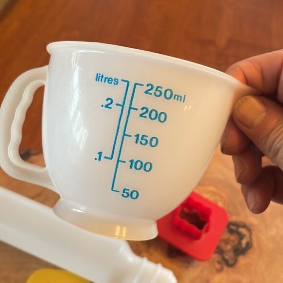 4 Piece Vintage Tupperware Mini Mix It Children's Mixing Set - Picture 3 of 4